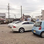 かつみや - 駐車場は道を挟んでお店の向かい側にあり、床屋さんと共用で 7台分程 あります。