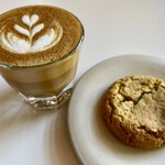 Blue Bottle Coffee - ジブラルタル ¥611 + サフラン&バニラクッキー ¥297