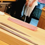 鮨 しゅん輔 - 宮城県沖の真鯛です。これから刺身に切り分けます