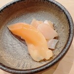 鮨 しゅん輔 - 青柳とその小柱。産地は別ですが、小柱は大星に近い大き目を仲卸に選別してもらっているとのこと。酢醤油和え。シンプルが一番です