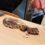 鮨 しゅん輔 - 鯨の下顎から胸にかけての畝須。ラッコの二重顎の部位ですね（＾◇＾）