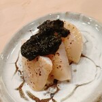 鮨 しゅん輔 - 平貝の炙り。海苔の佃煮でいただきます