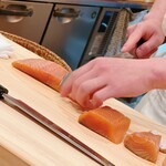 鮨 しゅん輔 - 桜鱒の桜チップ漬け