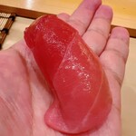 鮨 しゅん輔 - 中トロです。塩釜です