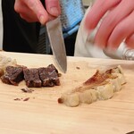 鮨 しゅん輔 - 畝酢を赤身と脂部位に先ず切り分けます