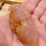 鮨 しゅん輔 - 金目鯛を藁で燻しました。薬味は山葵ではなく柚子胡椒
