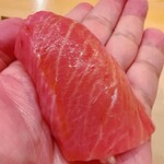 鮨 しゅん輔 - 蛇腹寄りの中トロ。厚めに切りつけ、シャリの温度も上げました