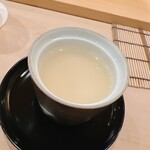 鮨 しゅん輔 - 中に蛤の切り身が潜みます。上澄みは蛤のお出汁