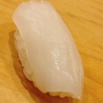鮨 しゅん輔 - 握りの最初は白イカです