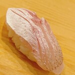 鮨 しゅん輔 - 春子鯛。完璧な水出しと塩入れです