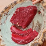 鮨 しゅん輔 - 奥が心臓。手前が大動脈の細切りです。胡麻油と塩と摺り胡麻が薬味。レバ刺しと同じですね。臭みは全くなく、噛めば滋味があふれ出しました