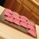 鮨 しゅん輔 - こちらは厚切りの中トロ