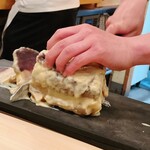 鮨 しゅん輔 - この塊は何だろう、と見つめていると、切り分ける断面で分かりました。鯨ベーコンで良くみる畝須です