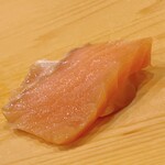 鮨 しゅん輔 - 北海道の桜鱒。桜チップに漬け込みました