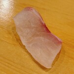 鮨 しゅん輔 - 宮城県沖の真鯛。繊維がほど良く口どけしたので、熟成が進んでいる証左