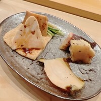 鮨 しゅん輔 阿佐ヶ谷 - 奥から鮟肝、畝須、眼高鮑です
