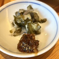 ざくろ 室町店 - ご飯につく漬物と鯛味噌
