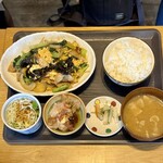 にぐらっと食堂 - 豚肉と木耳のふわふわ卵炒め定食