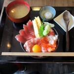 Toyosu Hatsu Kaisen Choi Nomi Shokudou Hidekichi - 海鮮丼の丼サイズ感