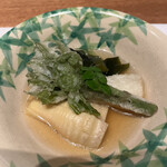 曙橋 かず - コース７７００円。若竹椀。ウドを揚げたものを添えることでコクを出していますね。