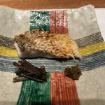 曙橋 かず - コース７７００円。甘鯛松笠焼。良き焼き加減です。パリパリの皮、その裏の脂、しっとり下身がたまりません。