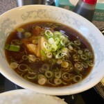 Asahikawa Ramen Tenzan - 半分より多いと思える半ラーメン（醤油）！スープは濃い目の味。