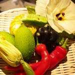 炭の花 - 契約農家より届く有機野菜　あまり市場に出回らない珍しい野菜もあります！