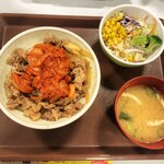 Sukiya - キムチ牛丼（中盛）サラダセット