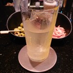 マンダリンバー - ペーニャ フィエスタ - バカルディ8 レア ダーク ラム、スモークテパチェ、ライム | オレンジ、蜂蜜 | ソーダ、イエローカカオバター