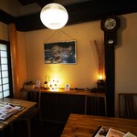 伊豆の華 - 落ち着いた店内