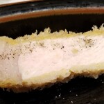 Meigara Tonkatsu Fukurou - ロース断面に塩コショー。