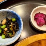 Torikai Souhonke - 「特選名古屋コーチン親子丼」(1980円)の小鉢と漬物