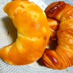 ミカヅキ堂 - オレンジピールのブリオッシュとクロワッサン、奥にミルクフランス。