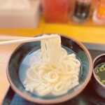 Sakaeda Udon - 透明感のある出汁にさっとくぐらせ、一口食べると、もちもちとした食感と深い味わいが、僕の味覚を一瞬で虜にした。
