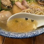 Ramen moriya - 黄金色の塩スープは控えめでまろやかな塩味