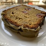 ボニーズベイクショップ - ピスタチオとアメリカンチェリーのバターケーキ