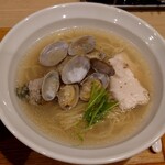 ラーメン 普通 - 貝出汁塩ラーメンのアップ