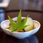 よし町 - 2024.5 お口直し（紅はるか蜜煮と赤玉葱ピクルス）