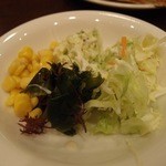 シェーキーズ - まずはサラダ。