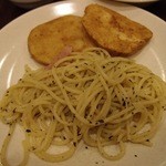 シェーキーズ - バジルのパスタとフライドポテト。