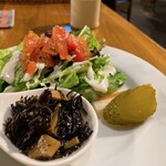 繭蔵 - 付け合わせのひじき煮が生姜風味でさわやか。真似してみよう