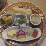 花ごころ - 竹籠料理以外にも刺し身や小鍋が出てきます！