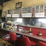 Chinrai - 昭和レトロ感満載の店内。メニュー表が歴史を感じます