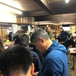 坂内食堂 - 店内でも並んでる様子。