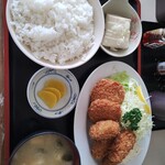 食事処千葉 - 料理写真:カキフライとイカメンチカツ定食
