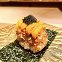鮨 由う - ⑬港区巻き
                　プリン巻きと並んで名物の手巻き
                　キャビア、バフンウニ、ズワイガニ