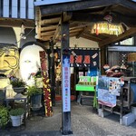 246436364 - 高千穂町にあるお店　健ちゃんさん　お店入り口では高千穂独特の雰囲気があります。