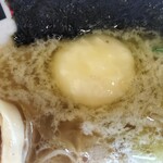 中華そば 阿波家 - 次第に溶けていくバター