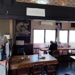 中華そば 阿波家 - テーブル席とカウンター席の様子