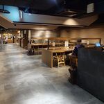 TULLY'S COFFEE  - 店内奥に進むと、意外に広い店内です！